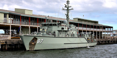 800px-HMAS_Yarra_at_Melbourne_in_2012